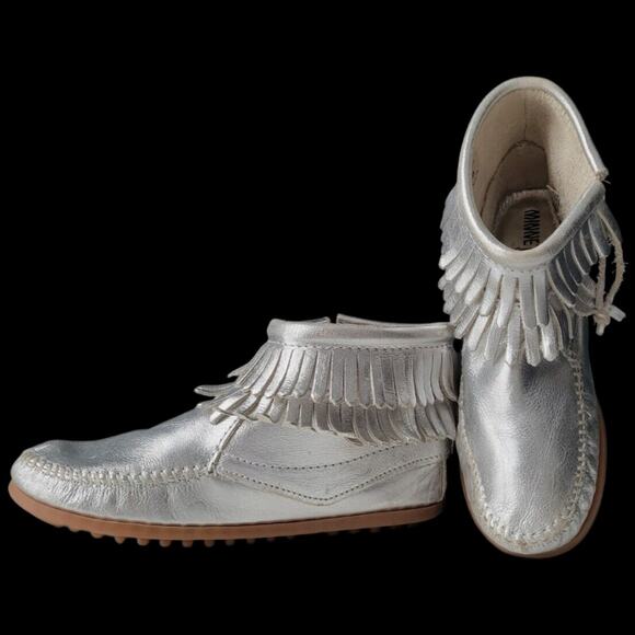 NEW Minnetonka Metallic Silver Real Leather Fringed MOCCASINS Women's 5 Kids 3.5 - Picture 1 of 10